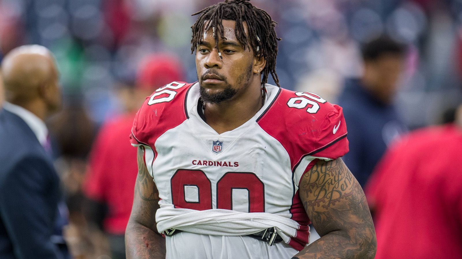 
                <strong>Robert Nkemdiche (Miami Dolphins)</strong><br>
                Robert Nkemdiche startet seine Zeit bei den Miami Dolphins auf der PUP-Liste. Der Defensive Tackle erholt sich aktuell von einem Kreuzbandriss, den er sich im Dezember vergangenen Jahres im Trikot der Arizona Cardinals zugezogen hatte. Der Saisonauftakt scheint für den Erstrundenpick aus 2016 ein unrealistisches Ziel.
              