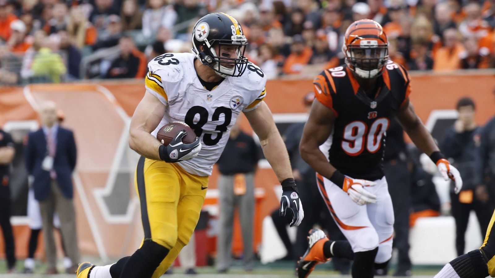 
                <strong>Heath Miller (Tight End)</strong><br>
                Auch Pittsburgh-Steelers-Legende Heath Miller hofft auf ein goldenes Jackett. 2005 an Position 30 gedraftet, spielte der Tight End bis 2015 in Pittsburgh, feierte dabei zwei Super-Bowl-Siege. Seine beste Saison hatte der zweimalige Pro Bowler 2012 unter Offensive Coordinator Todd Haley. Miller gelangen damals 71 Catches für 816 Yards und acht Touchdowns. Ob er direkt im ersten Jahr in die Hall of Fame gewählt wird, ist angesichts der starken Konkurrenz unwahrscheinlich.
              