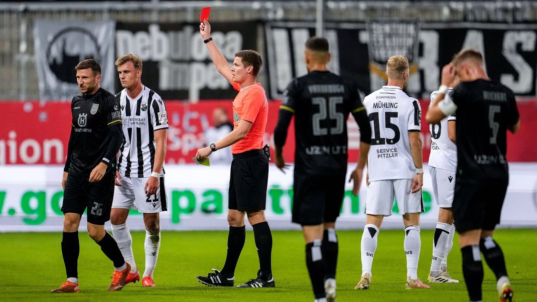 Wurde nach dem Spiel gegen Ulm von Verantwortlichen des SV Sandhausen attackiert: Schiedsrichter Florian Exner (3. v. li.).