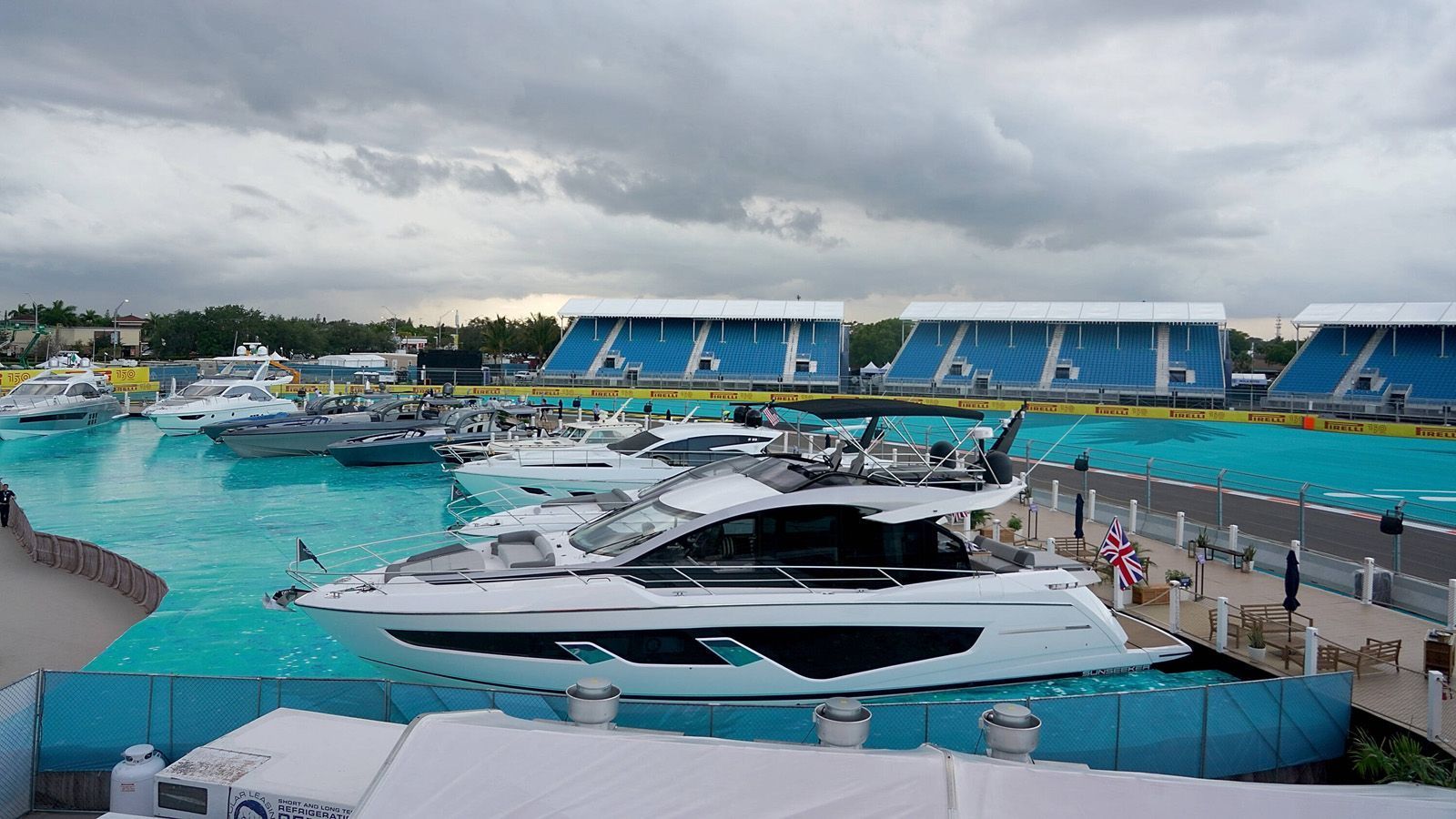 
                <strong>Formel 1 in Miami</strong><br>
                Ein Fake-Yacht-Hafen ohne echtes Wasser sorgt für den typischen "Miami-Flair".
              