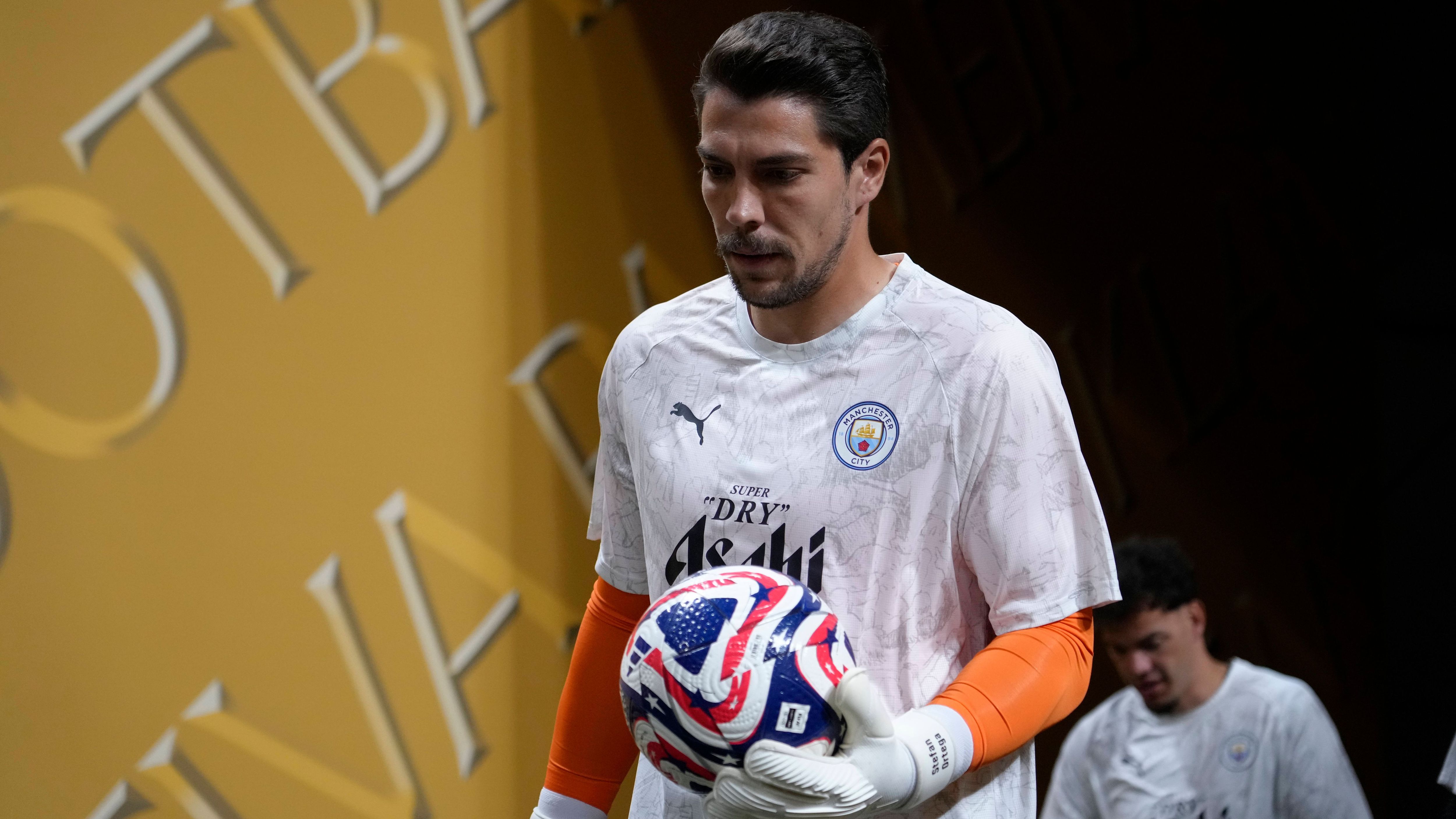 <em><strong>Stefan Ortega (Manchester City)</strong><br>Die Zeit von Stefan Ortega bei Manchester City scheint sich dem Ende zuzuneigen. Wie Fabrizio Romano berichtet, hat der Premier-League-Klub dem deutschen Torhüter mitgeteilt, dass er den Verein verlassen darf. Kurz davor stellten die Cityzens James Trafford offiziell vor. Der Keeper, der vom FC Burnley kommt, nimmt den Platz von Ortega ein. Für den bedeutet das,&nbsp;dass er sich wohl nach einem neuen Klub umschauen muss. ...</em>