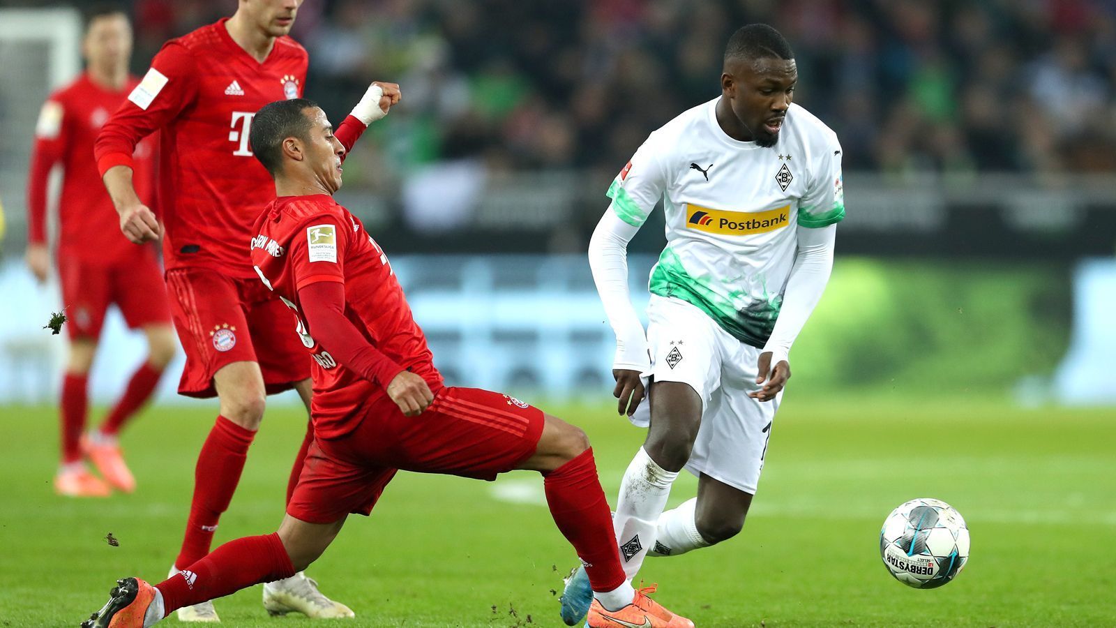 
                <strong>Marcus Thuram (Borussia Mönchengladbach)</strong><br>
                Muss sich die Bälle selbst erarbeiten, was dem Weltmeister-Sohn einmal gegen Alaba bravourös gelingt. Doch dann fehlt ihm in dieser Szene die Unterstützung. Ansonsten hängt er lange in der Luft, lässt sich aber selbst nie hängen. Im Zuge des Gladbacher Aufschwungs blüht Thuram auf und beschäftigt die Hintermannschaft des Rekordmeisters. Das zahlt sich spät aus: Mit einem Spurt in den gegnerischen Strafraum holt der Franzose gegen Martinez den Elfmeter zum Siegtreffer aus. ran-Note: 2
              