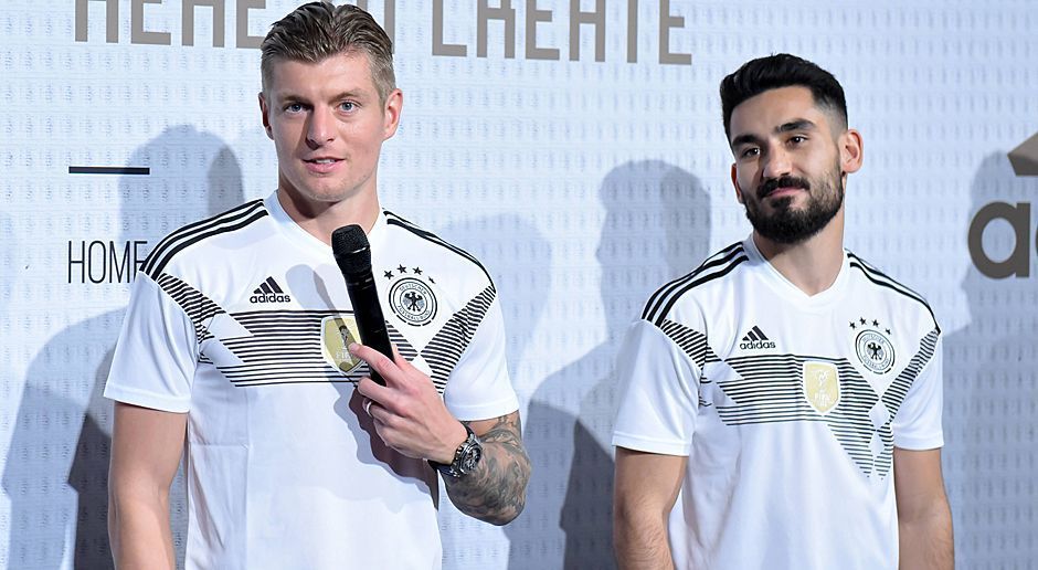 
                <strong>ran-Fazit</strong><br>
                Und mitfahren darf - natürlich Toni Kroos. Den Regisseur von Real Madrid begleiten im Zentrum Ilkay Gündogan, Sami Khedira, Emre Can und Leon Goretzka. In der offensiven Dreierreihe setzt Joachim Löw auf Mesut Özil, Leroy Sane und Marco Reus. Mario Götze profitiert von Löws jahrelangem Vertrauen, muss das aber in der Vorbereitung rechtfertigen. Den letzten Platz sichert sich Julian Draxler knapp vor Andre Schürrle. Julian Brandt und Sebastian Rudy fahren mit ins Trainingslager, werden aber wie 2016 auf den letzten Drücker bitter enttäuscht.
              