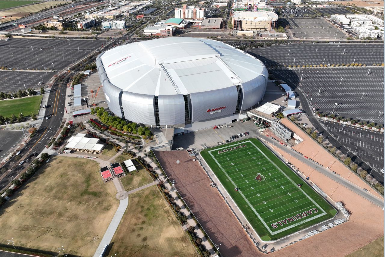 Das Stadion: Der Austragungsort für den Super Bowl wird immer gut drei bis fünf Jahre zuvor festgelegt. Das State Farm Stadium liegt in Glendale, Arizona, und ist für gewöhnlich die Heimat der Arizona Cardinals. Es besitzt rund 63.500 Plätze kann aber auf über 78.500 erweitert werden. 2006 wurde es nach gut drei Jahren Bauzeit eingeweiht.