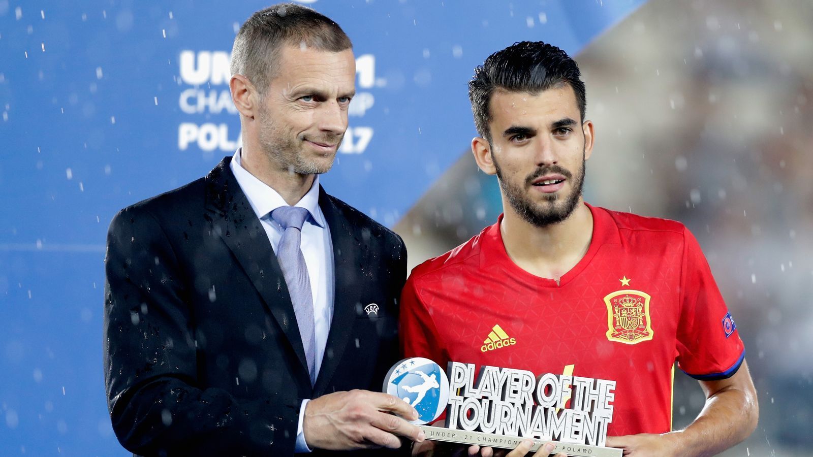 
                <strong>2017 - Dani Ceballos (Spanien)</strong><br>
                Ganz so glücklich sah Dani Ceballos (r.) nach der 0:1-Pleite im EM-Finale 2017 in Krakau gegen Deutschland nicht aus, als der Spanier von UEFA-Präsident Aleksander Ceferin die Auszeichnung zum besten Spieler der Endrunde entgegennahm. Dennoch hatte das starke Turnier für den Mittelfeldspieler danach positive Auswirkungen. Nach seinen fünf Einsätzen (ein Tor) bei der U21-EM-Endrunde wechselte das damalige Talent von Real Betis in die Hauptstadt zu Real Madrid. Aktuell ist der 24-Jährige von den "Königlichen" an den FC Arsenal ausgeliehen, hat bei Real aber noch einen Vertrag bis 2023. Übrigens: Zwei Jahre nach der bitteren Final-Niederlage gegen Deutschland konnte sich Ceballos mit den Spaniern rehabilitieren. 2019 wurden die Iberer dank eines erneut starken Mittelfeldstars Ceballos (zwei Tore, zwei Vorlagen) einmal mehr U21-Europameister. 
              