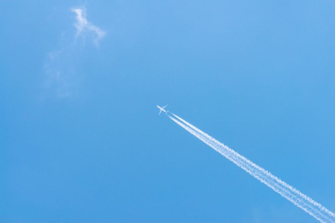 Kondensstreifen sind keine natürliche Wolke. Wie lange sie sich am Himmel halten, kann dir aber anzeigen, wie trocken oder feucht die Luft ist.