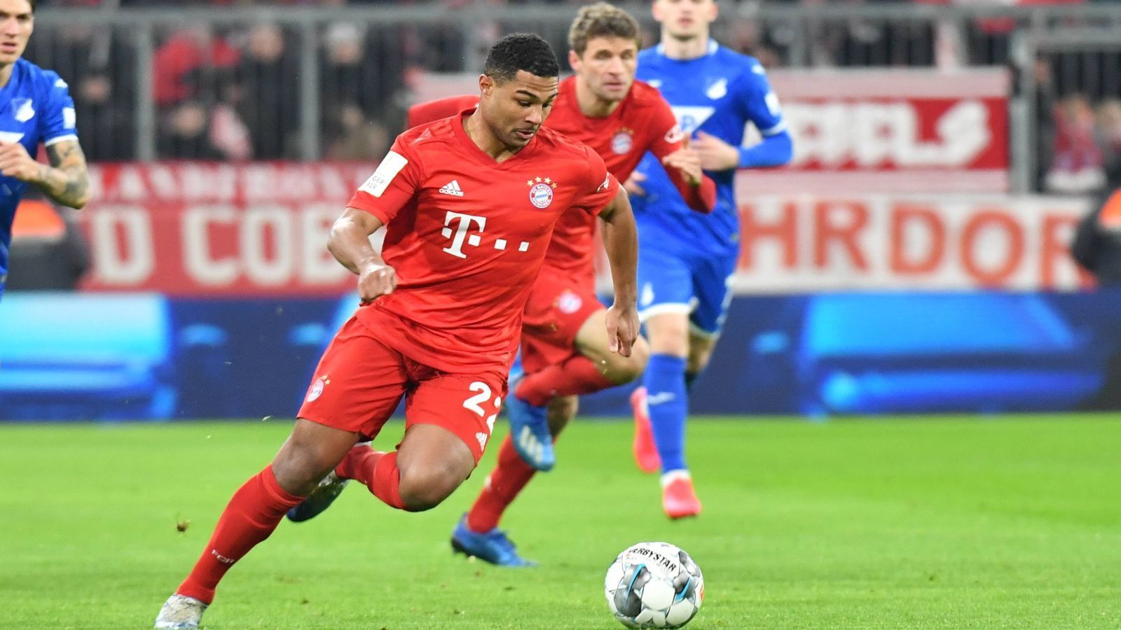 
                <strong>Serge Gnabry</strong><br>
                Wenn er Aktionen hat, sind die fast immer gefährlich. Kann sich in Halbzeit eins allerdings nicht so gut in Szene setzen. Taucht dann im Verlauf des Spiels zu sehr ab, ist nicht mehr oft zu sehen. ran-Note: 4
              