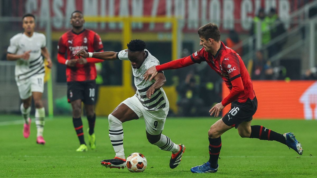 AC Milan Vs Rennes Stade Rennais FC in Italy - 15 Feb 2024 Arnaud Kalimuendo of Stade Rennais FC (L) competes for the ball with Matteo Gabbia of AC Milan (R) during UEFA Europa League 2023 24 Play-...