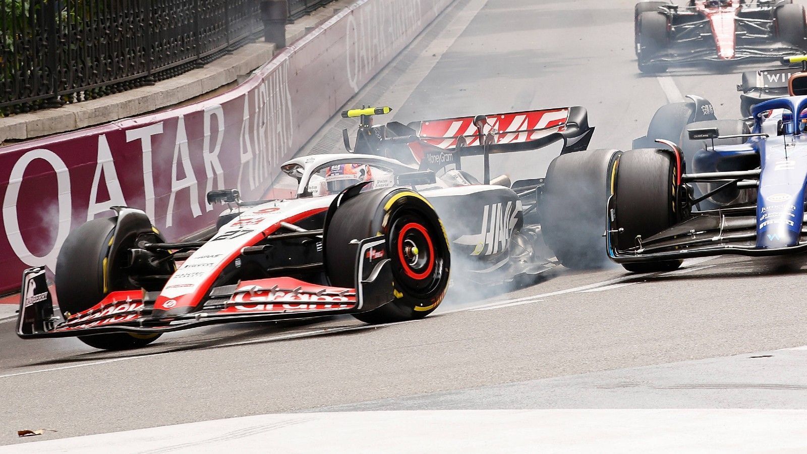 
                <strong>Verlierer: Nico Hülkenberg</strong><br>
                Es war einfach nicht sein Tag – dabei hatte alles so gut angefangen. Gleich in der ersten Runde machte Hulk vier Plätze gut, dann ging alles den Bach runter. In seinem Haas kollidierte er mit Logan Sargeant, musste deshalb an die Box fahren und verlor wertvolle Sekunden. Als Strafe für den Crash kassierte er im Anschluss fünf Straf-Sekunden. Doch damit nicht genug. Weil er die Strafe nicht korrekt absitzt, gibt es direkt die nächste Strafe. Dieses Mal gleich zehn Sekunden. Am Ende steht Platz 17. Zwar setzte er seinen Boliden nicht in die Mauer wie Teamkollege Kevin Magnussen, viel mehr Positives gab es aber auch nicht zu berichten.
              