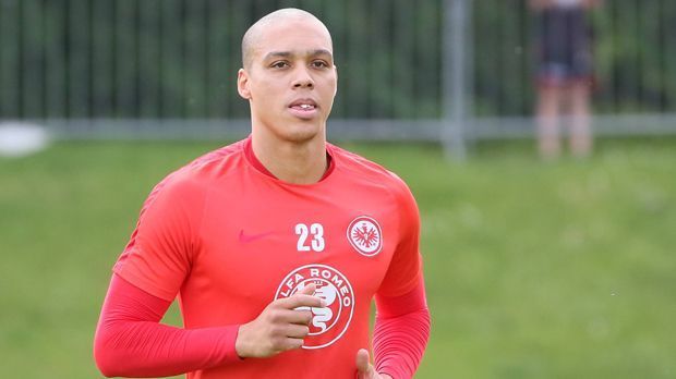 
                <strong>Bamba Anderson (Eintracht Frankfurt)</strong><br>
                Er ist der fast schon vergessene Profi: Bamba Anderson zog sich im Mai 2015 einen Knorpel- und Meniskusdefekt im rechten Knie zu. Seitdem kommt der Brasilianer nicht mehr auf die Beine, sogar ein Karrierende stand im Raum. Prognosen? Sind unmöglich.
              