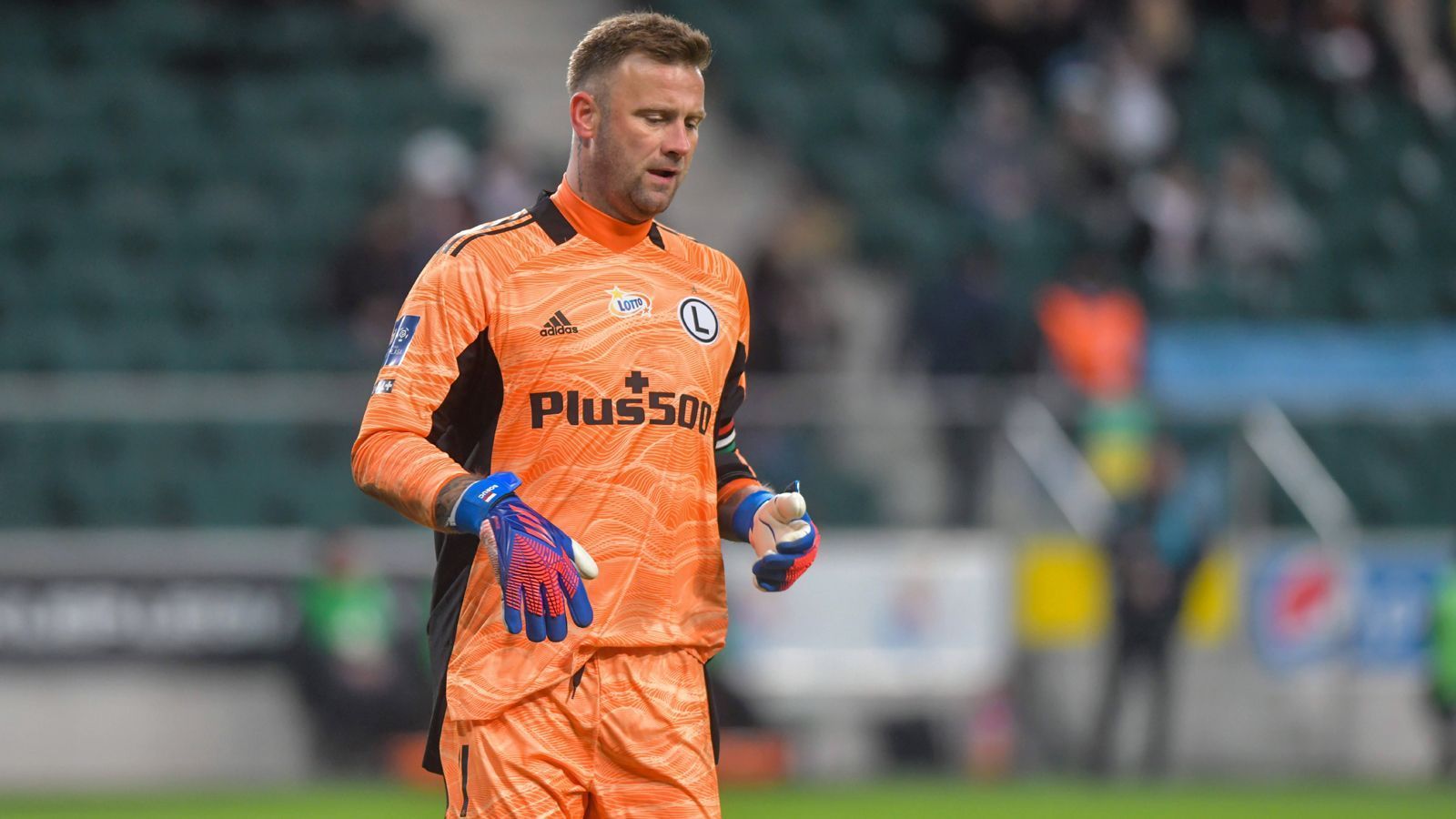 
                <strong>Artur Boruc (zuletzt Legia Warschau)</strong><br>
                Der langjährige polnische Nationalkeeper Artur Boruc tritt im stattlichen Alter von 42 Jahren von der Profibühne ab. Der frühere Celtic-Schlussmann ließ seine Karriere zuletzt seit 2020 bei seinem Jugendklub Legia Warschau ausklingen, von dem er 2005 zu Celtic wechselte. Über die weiteren Stationen Florenz, Southampton und Bournemouth kehrte der 65-malige Nationalspieler 2020 in die polnische Hauptstadt zurück. In der abgelaufenen Saison kam der Oldie noch zu 22 Pflichtspiel-Einsätzen für Legia. Laut Medienberichten aus Polen könnte zum Abschiedsspiel von Boruc ausgerechnet Celtic Glasgow der Gegner von Legia Warschau sein.
              