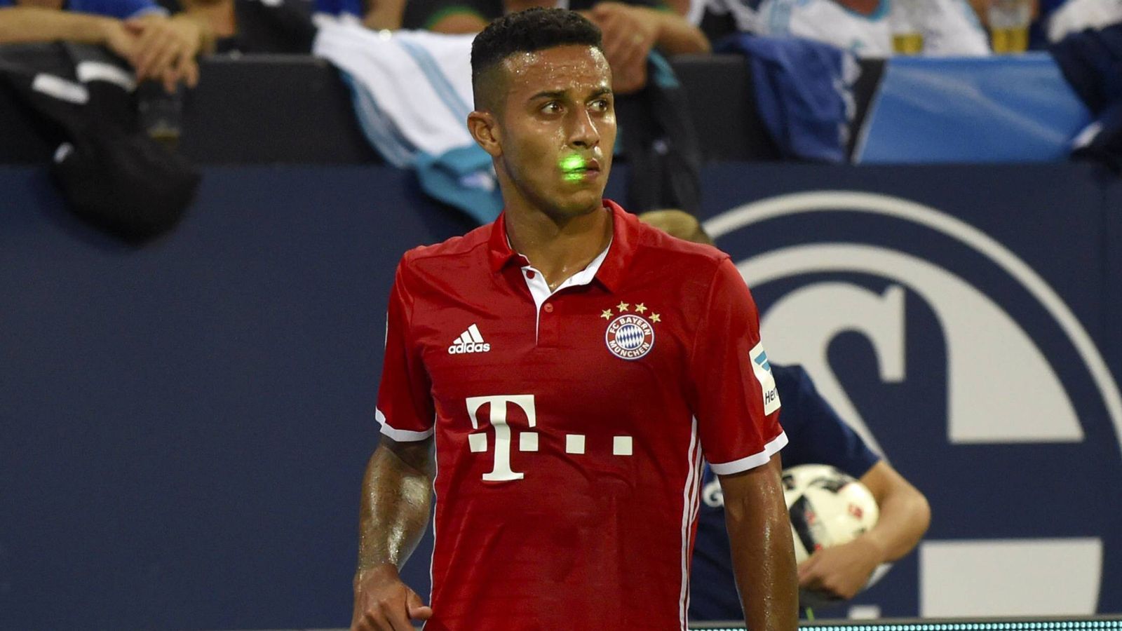 
                <strong>Attacke mit Laserpointer</strong><br>
                Eine besonders unangenehme Sache ist das Blenden von Spielern mit einem Laserpointer. Gegen dieses Fan-Fehlverhalten geht der DFB künftig wohl besonders rigoros zur Sache. So müssen Bundesliga-Klubs bei einem solchen Vergehen demnach mit einer Strafe in Höhe von 4000 Euro rechnen, in der 2. Bundesliga würde es 2000 Euro kosten und in der 3. Liga 1000 Euro.
              