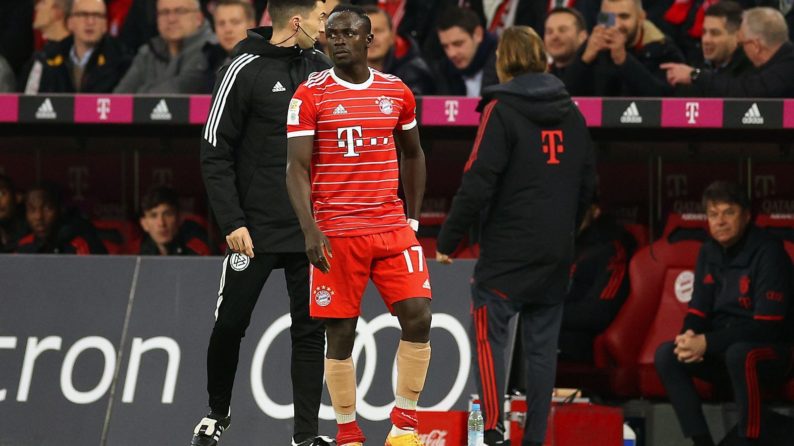 
                <strong>Sadio Mane (FC Bayern München)</strong><br>
                Wie der Leipziger Nkunku mit Frankreich, so musste auch Bayern-Star Sadio Mane verletzungsbedingt auf eine WM-Teilnahme mit dem Senegal verzichten. Er erlitt kurz vor Endrunden-Start eine Entzündung im Wadenbeinköpfchen und musste damit zuschauen, wie seine Landsleute in Katar aufliefen. Ein Comeback des 30-Jährigen wird auf jeden Fall erst irgendwann in den Wochen nach dem Bundesliga-Auftakt in Leipzig erwartet.
              