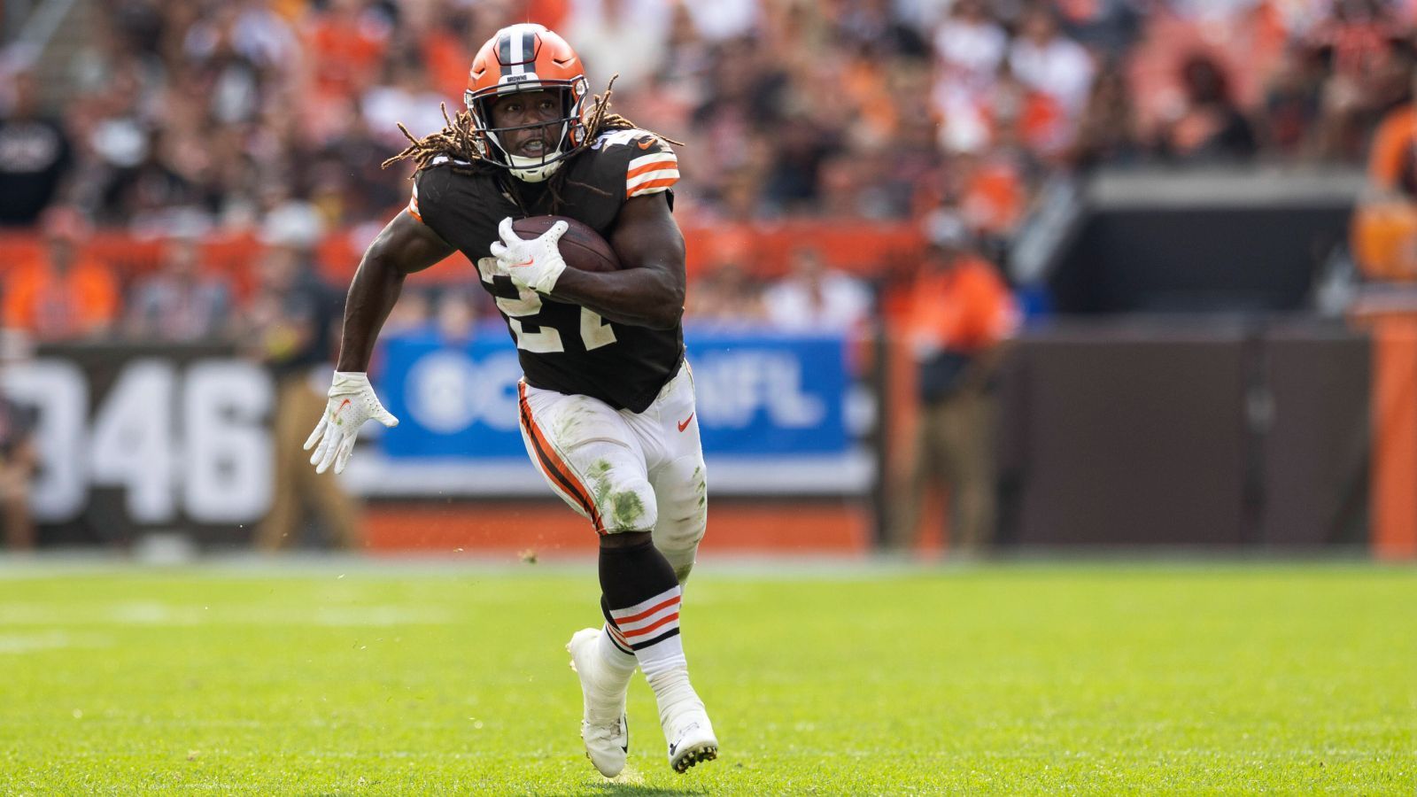 
                <strong>Kareem Hunt - Running Back (Cleveland Browns)</strong><br>
                Zwar hat Kareem Hunt seinen Saisonstart bei den Cleveland Browns nicht verhauen, jedoch gab es bereits vor der Saison eine Trade-Forderung des Running Backs, der in der Depth Chart nur Nummer zwei hinter Nick Chubb ist. Zwar wurde es zuletzt ruhig um die Trade-Wünsche von Hunt und in beiden Spielen bekam er jeweils 15 Mal den Ball, dennoch dürften die Cleveland Browns bei einem angemessenen Angebot schwach werden. Gute Running Backs sind rares Gut in der NFL.
              