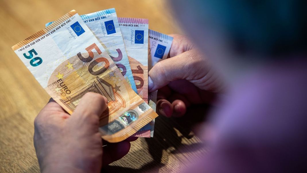 Wenn das Geld knapp ist: Millionen Rentner:innen in Deutschland müssen mit weniger als 1.000 Euro im Monat auskommen.