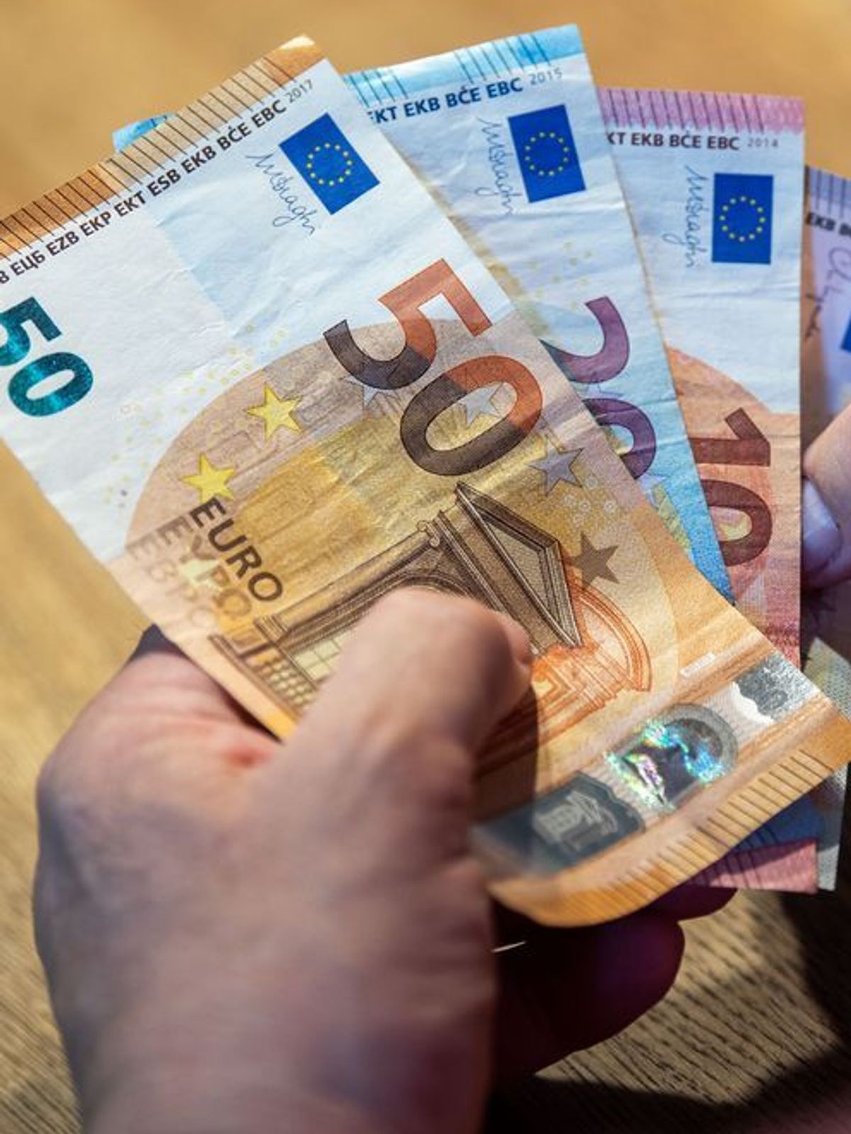 Wenn das Geld knapp ist: Hunderttausende Rentner:innen in Deutschland müssen mit weniger als 1.000 Euro im Monat auskommen.