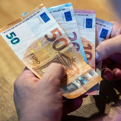 Wenn das Geld knapp ist: Hunderttausende Rentner:innen in Deutschland müssen mit weniger als 1.000 Euro im Monat auskommen.