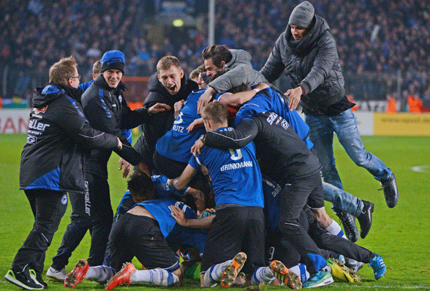 
                <strong>Arminia Bielefeld</strong><br>
                Mit dem Sieg gegen Gladbach hat Arminia Bielefeld den Rekord von Energie Cottbus eingestellt. Die Lausitzer hatten in der Saison 1996/97 als Drittligist drei Bundesligisten ausgeschaltet. Sollte Bielefeld auch Wolfsburg im Halbfinale raushauen, wären sie alleinger Rekordhalter.
              