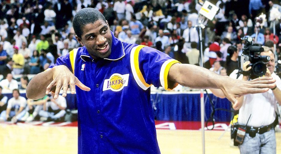 
                <strong>Earvin "Magic" Johnson (Los Angeles Lakers)</strong><br>
                Earvin "Magic" Johnson (Point Guard, Los Angeles Lakers): "Er hat für mich das Passspiel im Basketball revolutioniert und dabei unter anderem den No-Look-Pass verfeinert. Johnson war immer ein Spieler, zu dem ich aufgeschaut habe. Für mich war es auch etwas Besonderes, ihn im Lakers-Trikot auf dem Parkett spielen zu sehen."
              