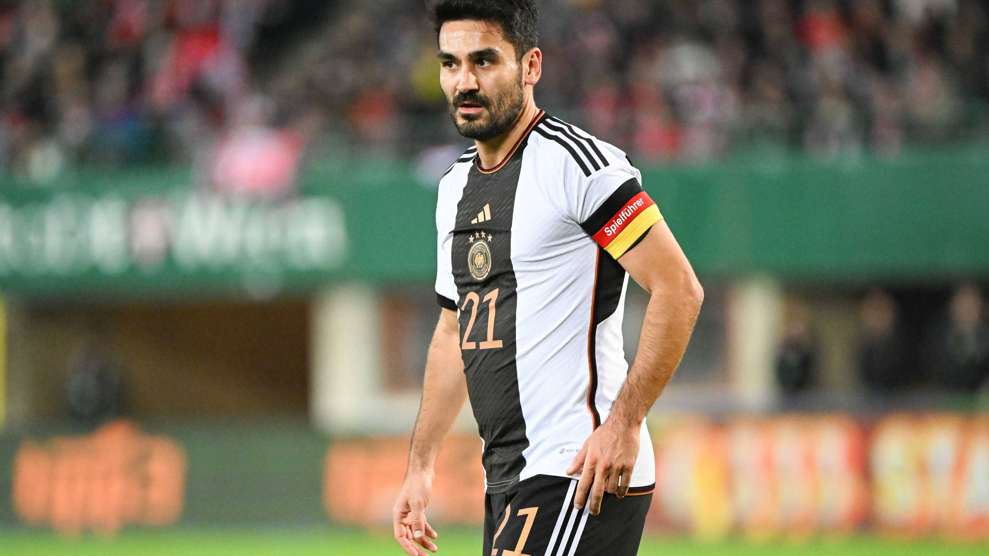 <strong>Zentrales Mittelfeld: Ilkay Gündogan</strong> <br>Der Kapitän ist unantastbar und rutscht durch die Hereinahme von Kroos weiter nach vorne auf die 10er-Position. Was aber nicht heißt, dass Gündogan sich nicht auch mal etwas tiefer fallen lassen und Kroos nach vorne gehen kann. Mit Gündogan und Kroos gibt es&nbsp; eine enorme Flexibilität und Passsicherheit im deutschen Mittelfeld.