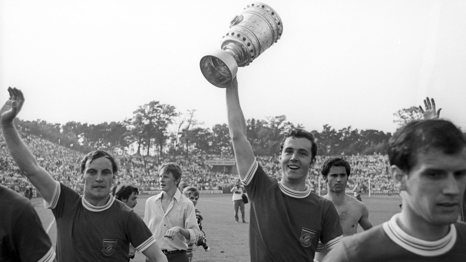 <strong>Als Beckenbauer zum Kaiser wurde</strong><br>Es gibt viele Geschichten, wie der Spitzname "Kaiser" entstand. Die wahrscheinlichste geht auf das DFB-Pokal-Finale 1969 zurück. Damals triumphierte Beckenbauer mit dem FC Bayern über Schalke und "König" Stan Libuda. Woraufhin die Presse Beckenbauer als "Kaiser" bezeichnete.