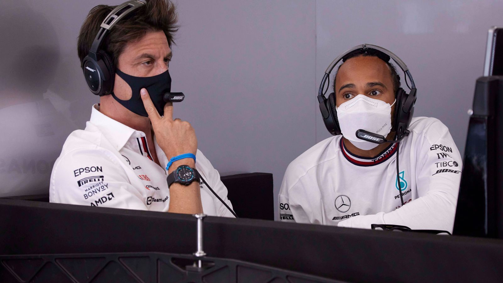 
                <strong>Die Worte fehlen</strong><br>
                "Das Schweigen ist da, weil ihm auch einfach die Worte fehlen", sagte Mercedes-Teamchef Toto Wolff, ein enger Vertrauter Hamiltons: "Es wird eine lange Zeit brauchen, um das zu verdauen, was da am Sonntag passiert ist. Ich denke nicht, dass wir je darüber hinwegkommen. Das ist unmöglich. Ganz besonders nicht für ihn als Fahrer."
              