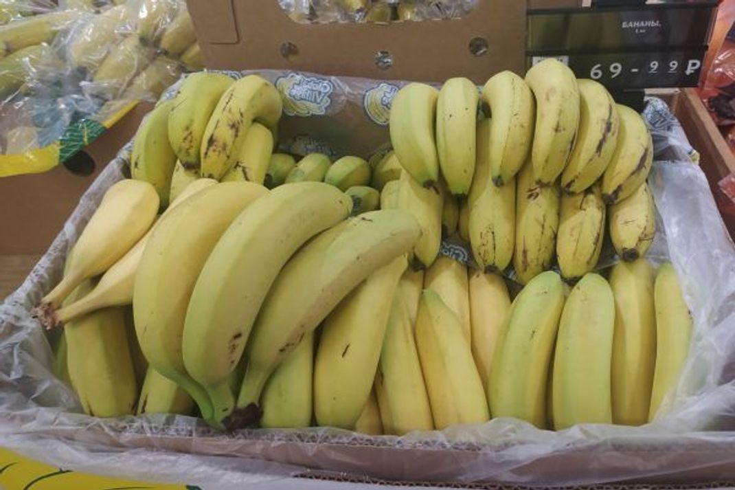 Bananen in einer Kiste: Die Früchte wachsen in sogenannten Händen, also mit mehreren zusammenhängenden Früchten.