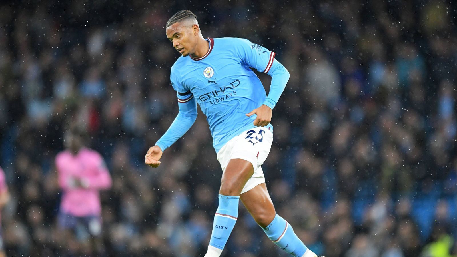 
                <strong>Manuel Akanji (Manchester City)</strong><br>
                Der frühere Dortmunder Manuel Akanji erweist sich im Manchester-Derby lange als souveräner Abwehrchef, der einerseits das Aufbauspiel der Gäste übernimmt, aber auch beim Verteidigen der United-Angriffe zumeist eine recht gute Figur macht. Gegen Ende hin kann Akanji aber auch nicht den Doppelschlag von United verhindern. ran-Note: 3
              