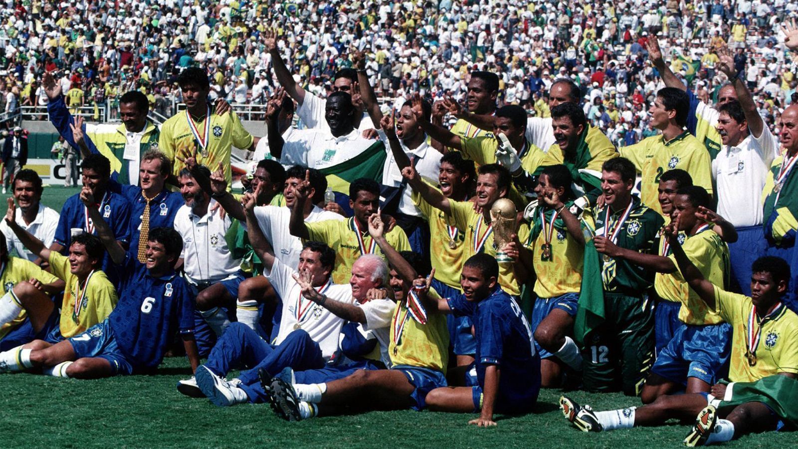 
                <strong>WM 1994 - Brasilien </strong><br>
                Brasilien feiert den großen Sieg: Im Endspiel gewinnen die Südamerikaner mit 3:2 im Elfmeterschießen gegen Italien und feiern somit ihren vierten Titel bei einer WM. Tragischer Höhepunkt des Turniers wird das Eigentor des Kolumbianers Andres Escobar, welches das Aus seiner Mannschaft besiegelt. Im Anschluss an die Weltmeisterschaft wird Escobar unter ungeklärten Umständen in Kolumbien erschossen.
              