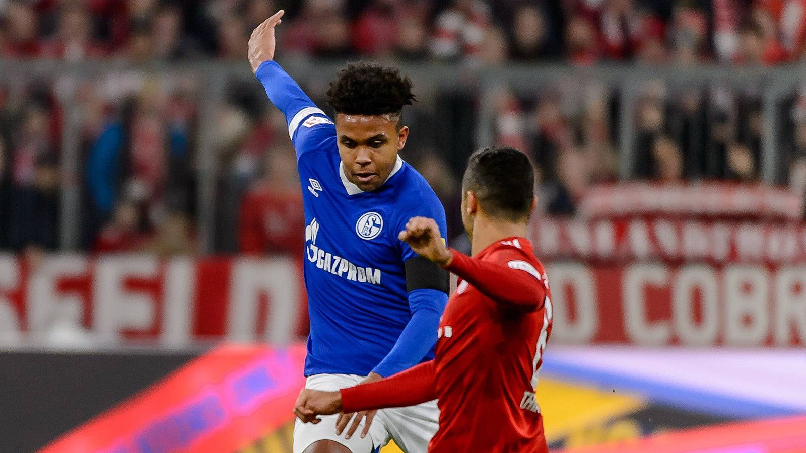 
                <strong>Weston McKennie</strong><br>
                Spielt bei eigenem Ballbesitz mit viel Offensivdrang. Klasse Pass vor dem Ausgleich, als er fast alle Bayern überspielt. Guter Kopfball nach einer Ecke (32.), der erst auf der Linie geklärt wird. Nimmt es kurz nach der Halbzeit erfolgreich mit der halben Bayern-Hintermannschaft auf und bereitet die Riesenchance für Konoplyanka vor und scheitert selbst am Pfosten. ran-Note: 2 
              