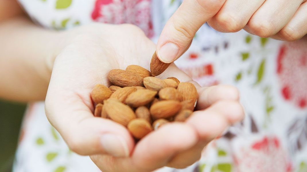 Mandeln haben wertvolle Vitamine fürs Haar. Wir verraten euch ein DIY-Rezept für eine pflegende Haarkur mit dem nährenden Nussöl.