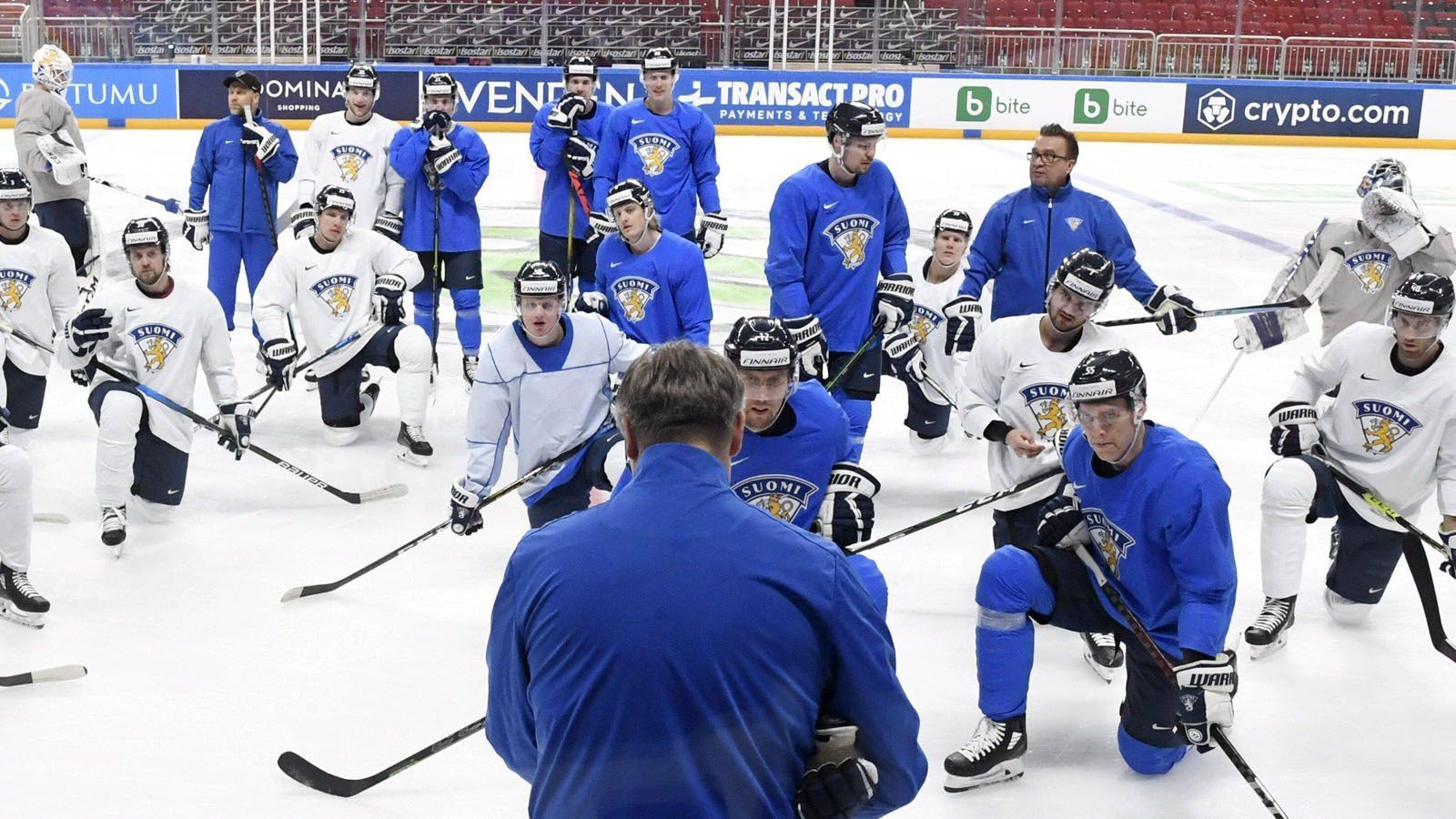 
                <strong>Eishockey-Weltmeisterschaft: Das ist der Halbfinal-Gegner Finnland</strong><br>
                Nur noch ein Sieg trennt die deutsche Eishockey-Nationalmannschaft vom WM-Finale. Der Halbfinalgegner Finnland (Samstag, ab 17:15 Uhr im Liveticker auf ran.de) ist allerdings ein echter Prüfstein. Die Finnen sind der Titelverteidiger und gewannen insgesamt drei Mal die Weltmeisterschaft. ran.de stellt die finnische Nationalmannschaft vor.
              