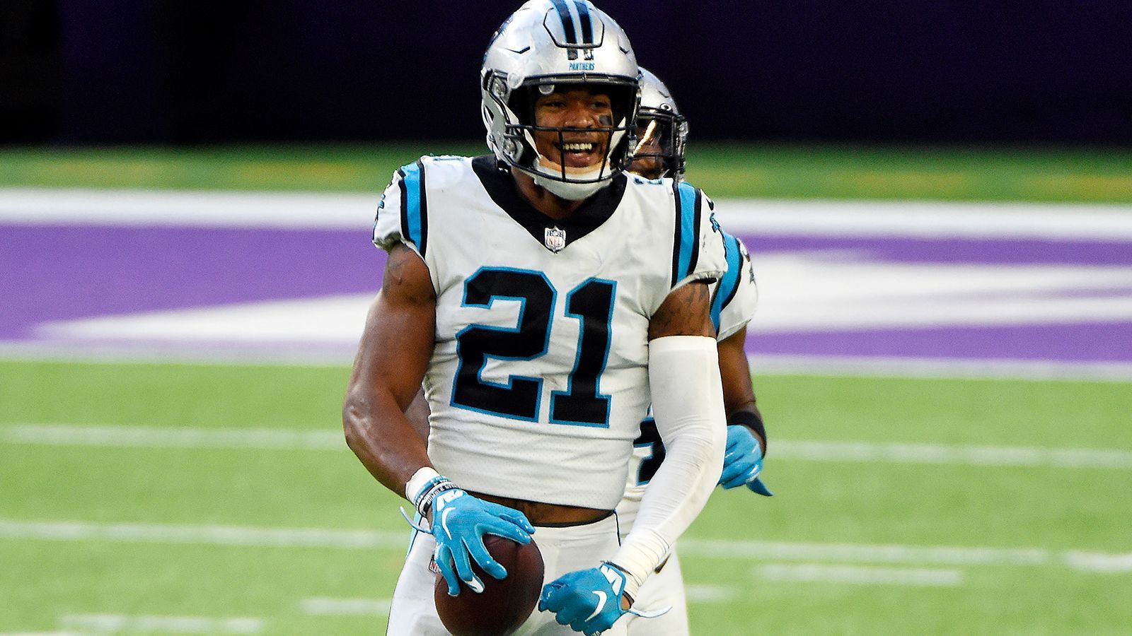 
                <strong>Defensive Rookie of the Year: Jeremy Chinn (Carolina Panthers)</strong><br>
                Unvergessen bleibt sein Auftritt gegen die Minnesota Vikings in Woche 12. Innerhalb von zehn Sekunden verwandelte der Safety zwei Fumbles zum Touchdown und sorgte damit für großes Aufsehen. Die 117 Tackles, die sich der Zweitrunden-Pick (66. Pick) auf die Fahne schrieb, können sich ebenfalls sehen lassen. Der Unterschied zu Young: Washington gewann ein paar Spiele mehr und schaffte es, wenn auch aufgrund schwacher Konkurrenz in der NFC East, in die Playoffs. 
              
