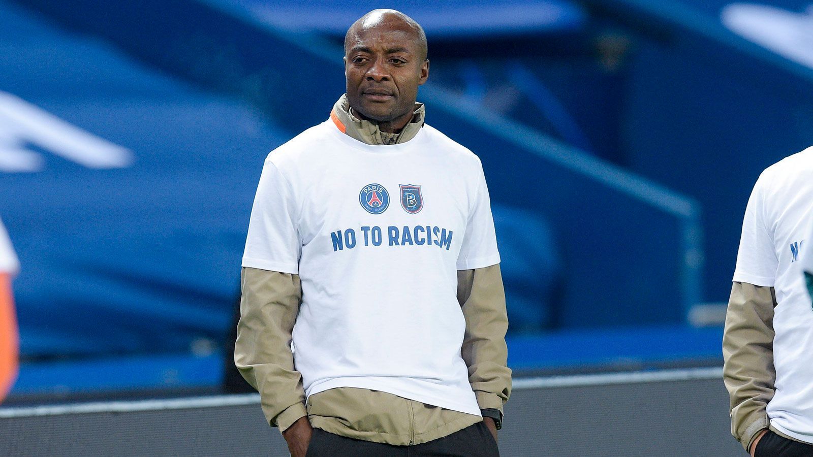 
                <strong>Pierre Achille Webo</strong><br>
                Die UEFA wollte das Spiel eigentlich gestern noch wiederaufnehmen, aber der türkische Meister lehnte ab, da der Vierte Offizielle zwar ausgetauscht, aber in Form des Assistenten des Video-Assistenten weiter am Spiel beteiligt gewesen wäre. So ging es heute wieder mit dem Anpfiff in der 14. Spielminute los. Dazu gab es zahlreiche Gesten gegen Rassismus. 
              