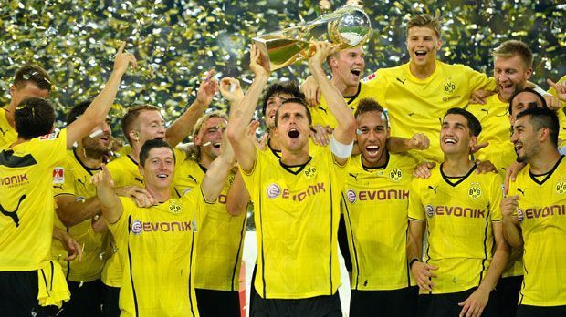 
                <strong>Borussia Dortmund Heimtrikot</strong><br>
                Die komplette Dortmunder Mannschaft jubelnd nach dem Sieg im Supercup gegen den FC Bayern im neuen Zwirn.
              