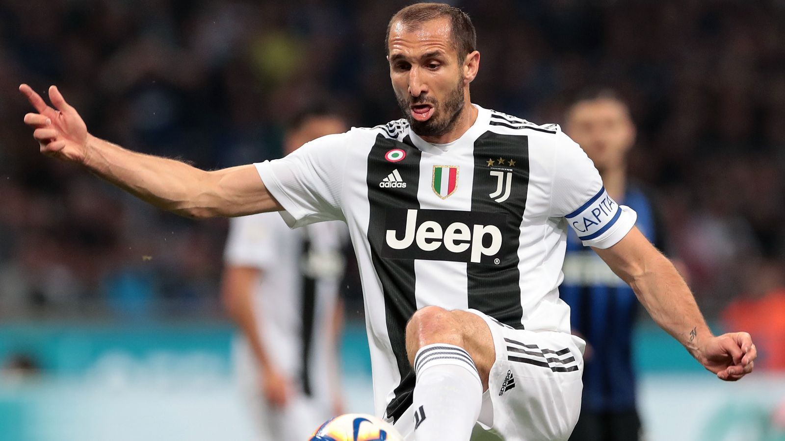 
                <strong>Giorgio Chiellini (Juventus Turin)</strong><br>
                Giorgio Chiellini ist nach knapp 15 Jahren bei Juventus Turin längst eine lebende Juve-Legende. In seinem letzten Vertragsjahr war der 35-Jährige jedoch nach einem Kreuzbandriss monatelang zum Zuschauen gezwungen, kehrte erst kurz vor der Corona-Zwangspause Mitte Februar ins Geschehen zurück. Umso mehr stellt sich die Frage: Wird der Vertrag des - sorry, Giorgio! - alten Mannes bei der "Alten Dame" noch einmal verlängert oder trennen sich die Wege nach so langer Zeit? Mit den Toptalenten Matthijs de Ligt und Merih Demiral hat Juventus Turin zumindest schon mal für die nächste Generation an Innenverteidigern vorgesorgt. Doch Letzterer fällt mit einem Kreuzbandriss ebenfalls lange aus.
              