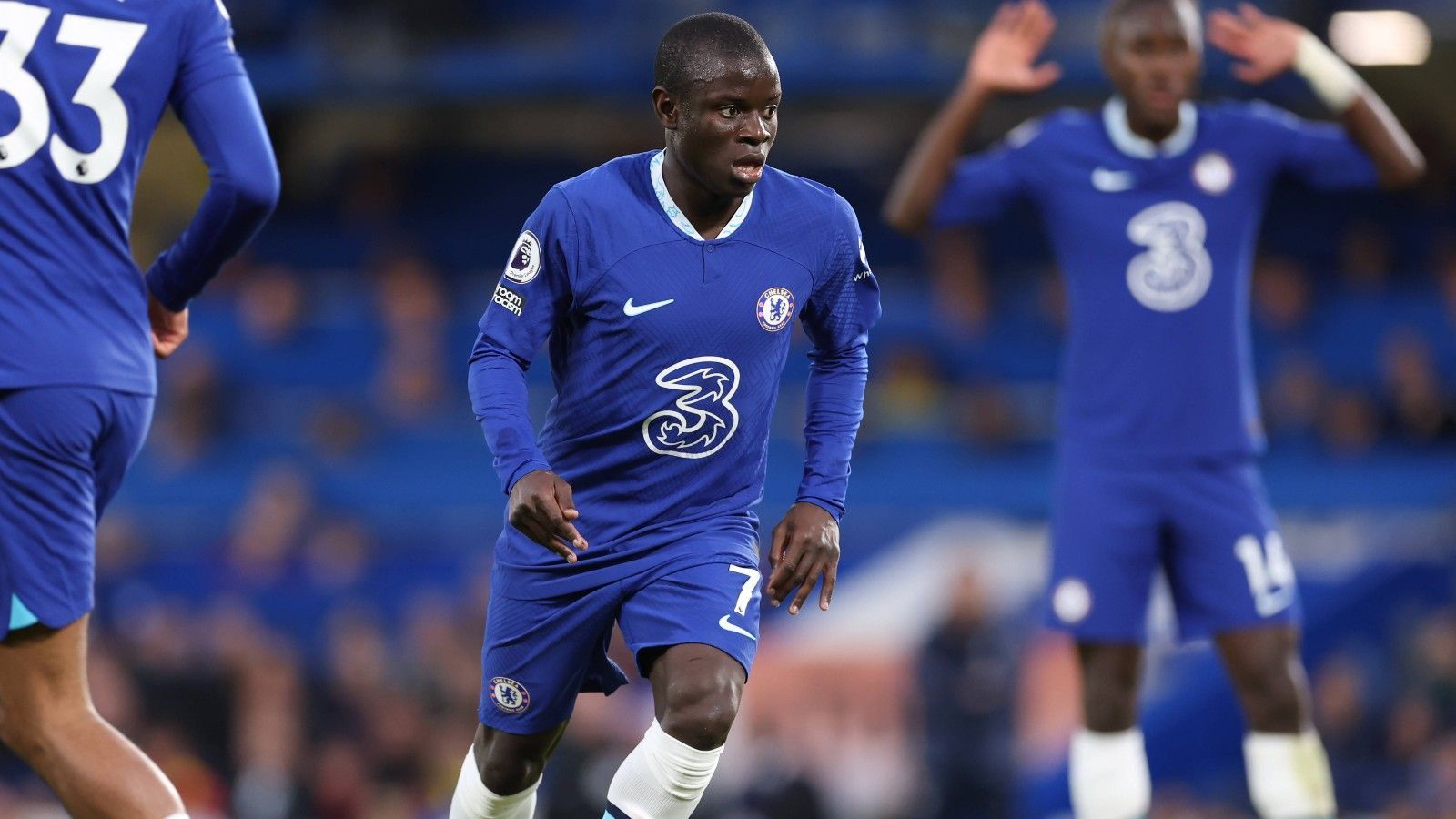 <strong>Fixer Wechsel: N'Golo Kante</strong><br>
                Al-Ittihad hat sich die Dienste von N'Golo Kante gesichert. Wie dessen bisheriger Klub FC Chelsea bekanntgab, verlässt er die "Blues" und schließt sich dem Meister der Saudi Professional League an. Der Weltmeister von 2018 unterschreibt einen Vertrag bis 2026, pro Jahr soll er Medienberichten zufolge 25 Millionen Euro bekommen.