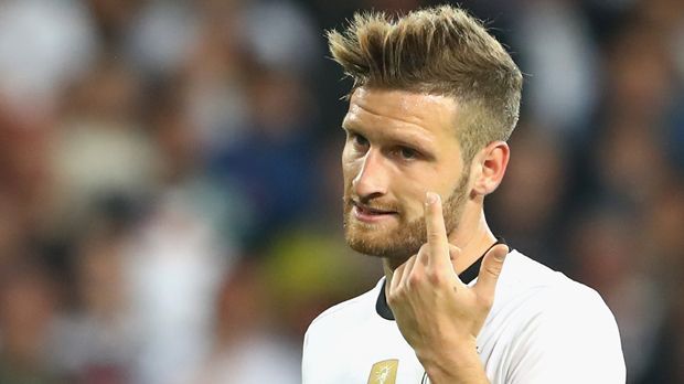 
                <strong>Shkodran Mustafi</strong><br>
                Shkodran Mustafi: Ließ sich vor dem zweiten Gegentor wie ein ungestümer Jugendspieler von Pogba ausstanzen. Das darf ihm in einem EM-Halbfinale nicht passieren. ran-Note: 5
              