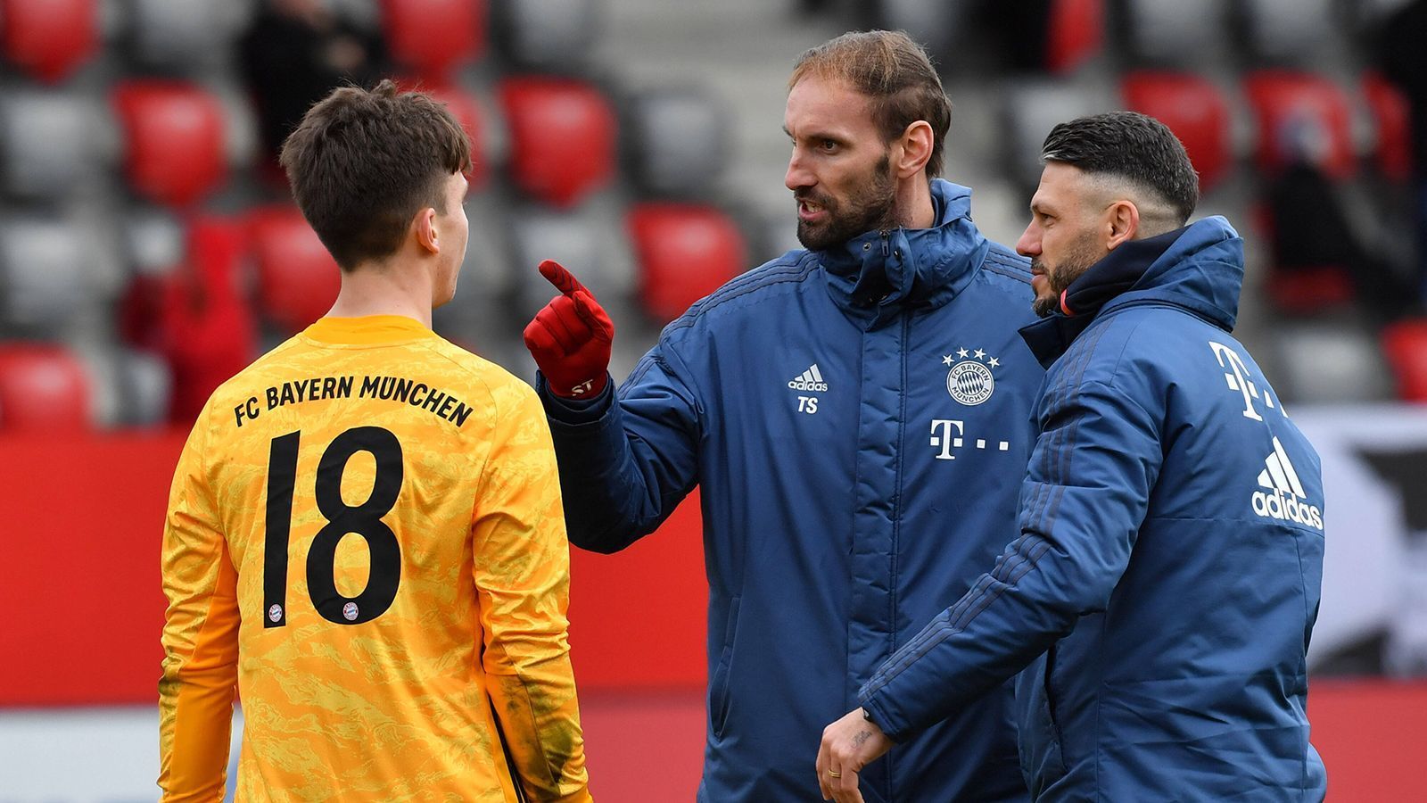 
                <strong>Tom Starke formt die Jugend-Keeper</strong><br>
                Auch auf der Position des Torwarttrainers sind die Münchner bestens besetzt. Tom Starke macht die jungen Torhüter-Talente fit, für den Sprung in die 3. Liga. Als Torwart-Koordinator im Jugendbereich managt der 39-Jährige den Übergang in den Herrenbereich. In seiner aktiven Zeit spielte Starke von 2012 bis 2018 für den Rekordmeister, stand aber nur zwölf Mal für die Bayern auf dem Platz.
              