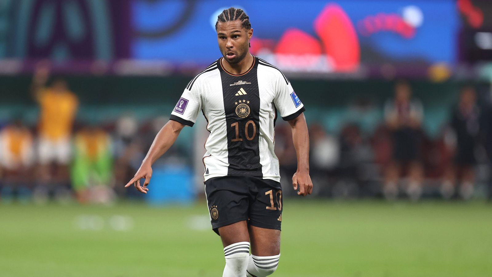 
                <strong>Serge Gnabry</strong><br>
                Ist viel unterwegs, bietet sich oft an, kämpft, rackert und ackert – nur leider ohne viel Ertrag. In der 70. Minute mit einer hochkarätigen Doppelchance – doch Gnabry bringt den Ball einfach nicht in den japanischen Maschen unter. Es gibt einfach solche Tage. ran-Note: 4
              