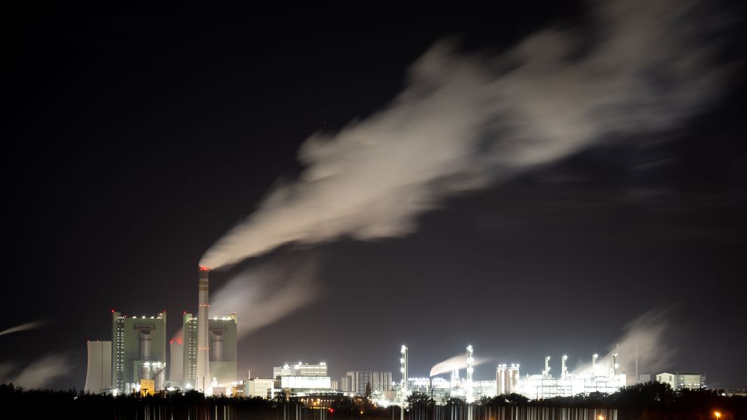  Markant ragt das Braunkohlekraftwerk Schkopau in der Landschaft des Saalekreises empor.