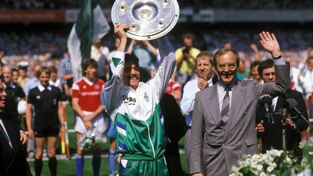 
                <strong>Meister</strong><br>
                Ja, die gibt es möglicherweise. Wenn man in Bremen das Derby zwar 4:1 gewinnt, aber dann wie am 14. Mai 1988 dabei zuschauen darf, wie der Rivale den ersten Titel seit 1965 enthusiastisch abfeiert.
              