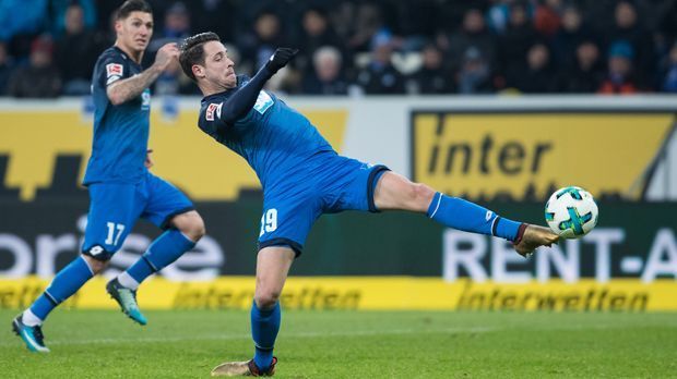 
                <strong>Mark Uth (FC Schalke 04)</strong><br>
                In der Rückrunde wird sich Mark Uth noch strecken, um mit der TSG Hoffenheim das internationale Geschäft zu erreichen. Im Sommer wechselt der 26-Jährige dann ablösefrei zu Schalke 04. Neun Tore in der Hinrunde überzeugten die Königsblauen von einer Verpflichtung, wie man Christian Heidel leicht anmerkt: "Mark Uth ist der derzeit torgefährlichste deutsche Angreifer der Bundesliga und wird unsere Optionen in der Offensive ab Sommer noch einmal deutlich verbessern."
              