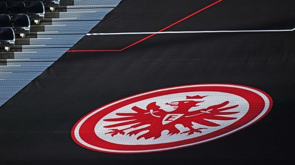 Eintracht Frankfurt gibt Nachwuchstorwart Profivertrag