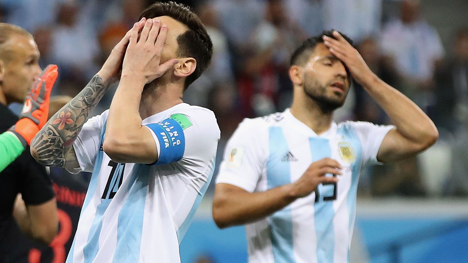 
                <strong>Argentinien (Platz vier in Gruppe D)</strong><br>
                Mit nur einem Zähler auf dem Konto steht Argentinien mit dem Rücken zur Wand. Der zweimalige Weltmeister muss gegen Nigeria gewinnen - das ist die Voraussetzung, um auf den letzten Strohhalm hoffen zu können. Diesen ergreifen Lionel Messi und Co. aber nur, wenn Island nicht zeitgleich gegen die schon qualifizierten Kroaten gewinnt und dabei seinen Vorsprung von derzeit einem Tor auf die Südamerikaner verteidigt. Der Gruppensieg ist nicht mehr möglich.
              