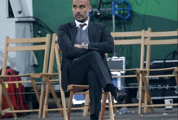 
                <strong>Pep on Fire</strong><br>
                Völlig erschöpft lässt sich Guardiola beim Elfmeterschießen auf einen Klappstuhl fallen. Er beobachtet mit stoischer Miene, wie seine Spieler den Halbfinal-Einzug perfekt machen.
              
