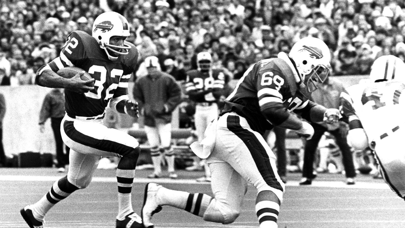 <strong>O.J. Simpson: Die vielschichtige Karriere in Bildern<br></strong>Die Bills wählten ihn nach seiner beeindruckenden College-Karriere an erster Stelle im NFL Draft 1969. Insgesamt spielte er neun Saisons für Buffalo. Nach anfänglichen Start-Schwierigkeiten etablierte sich Simpson als tragende Säule der Offensive.&nbsp;