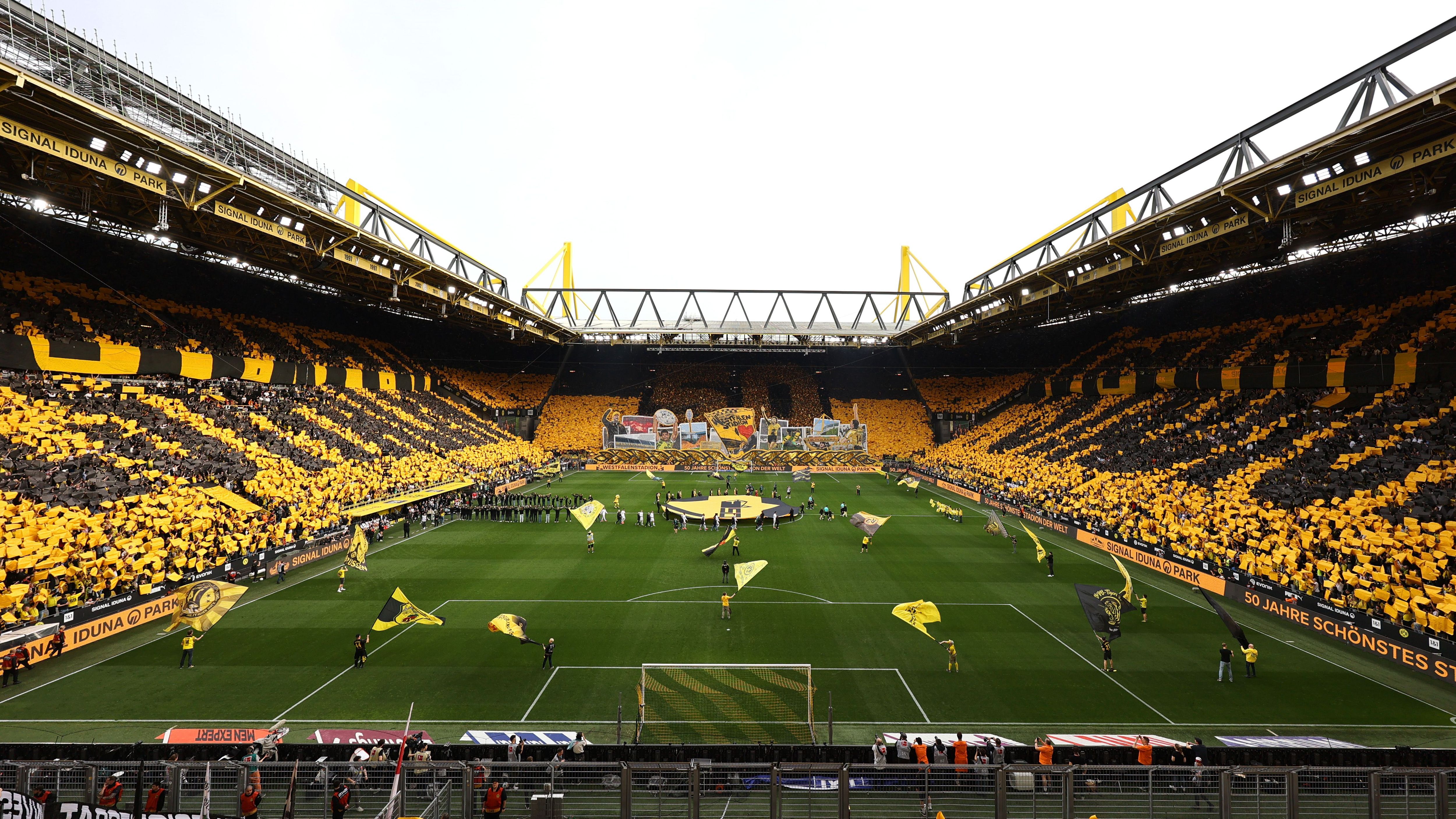 <strong>BVB: Die Geburtstags-Choreo in Bildern<br></strong>Zum 50. Geburtstag des Westfalenstadions haben die BVB-Fans die Spielstätte in eine atemberaubende Choreo getaucht. ran hat die besten Bilder gesammelt.&nbsp;