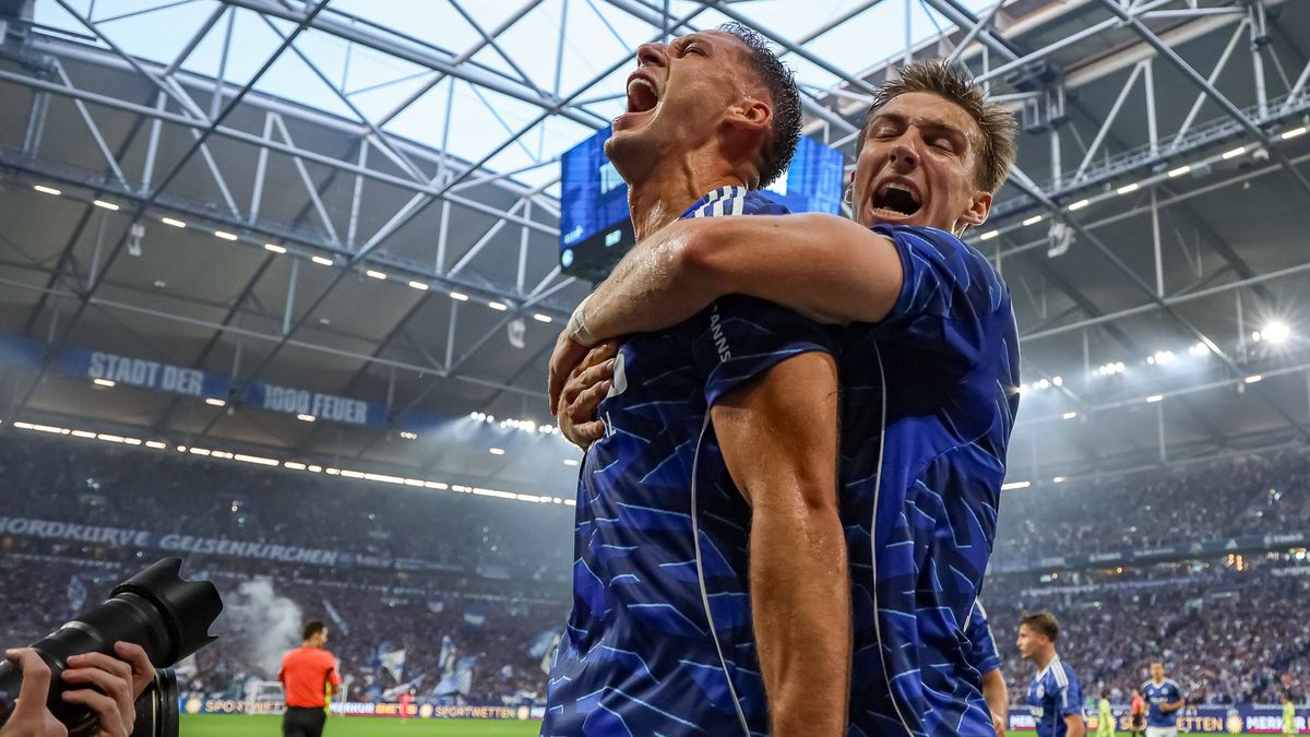 Gelsenkirchen, Deutschland, 01.08.25: Nikola Katic (FC Schalke 04) Torjubel, jubelt mit seiner Mannschaft nach dem Treffer zum 2:0 waehrend des Spiels der 2. Bundesliga zwischen FC Schalke 04 - Her...