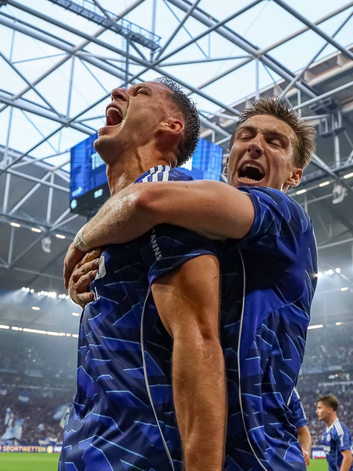 Gelsenkirchen, Deutschland, 01.08.25: Nikola Katic (FC Schalke 04) Torjubel, jubelt mit seiner Mannschaft nach dem Treffer zum 2:0 waehrend des Spiels der 2. Bundesliga zwischen FC Schalke 04 - Her...
